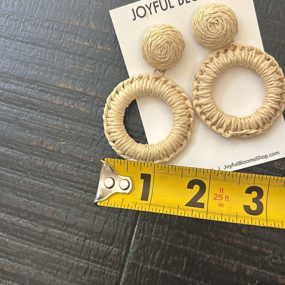 🎈4 LISTINGS FOR $20!! Natural Raffia Woven Hoop Round Drop Earrings Off White - Picture 4 of 4
